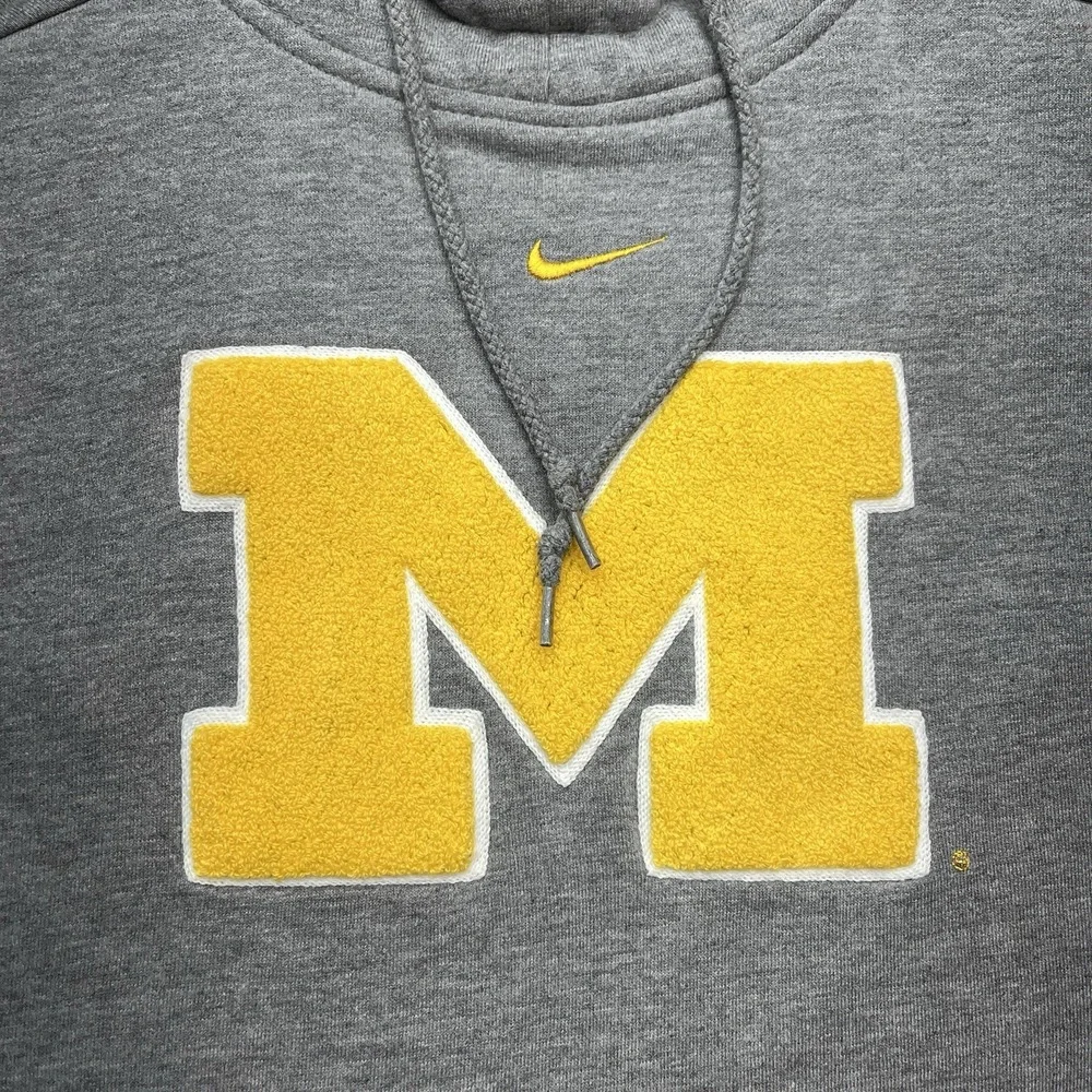 Nike Michigan Wolverines Center Swoosh Hoodie Mens M Y2K Gray Yellow Embroidered